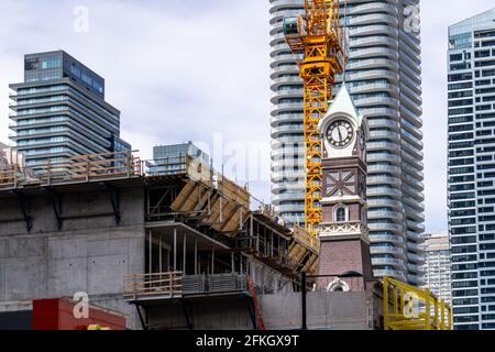 Vintage Heritage Uhrentürme von alten Schlauch-Haus in der Yonge Street in der Innenstadt von Toronto, Kanada. Ein neuer Wolkenkratzer wird gebaut, der Th Stockfoto