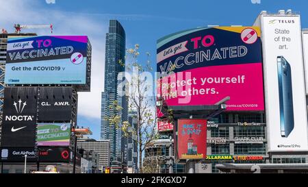 Covid19 verwandte Anzeigen auf dem berühmten Yonge-Dundas Square in der Innenstadt von Toronto, Kanada Stockfoto