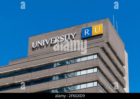 Schild der Ryerson University in einem Gebäude in der Innenstadt von Toronto, Kanada Stockfoto