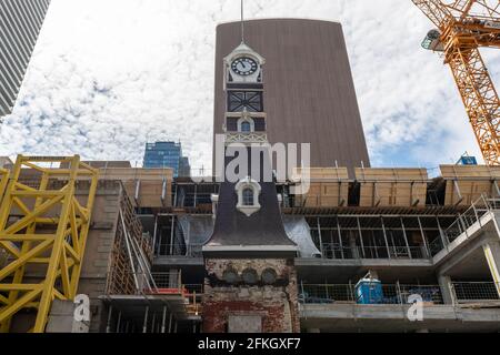 Gemischtes Architekturprojekt in der Yonge Street, Toronto, Kanada. Ein denkmalgeschützter Schlauchhaus-Turm wird in den Bau der NE einbezogen Stockfoto