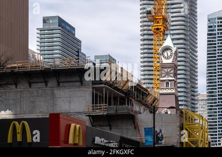 Gemischtes Architekturprojekt in der Yonge Street, Toronto, Kanada. Ein denkmalgeschützter Schlauchhaus-Turm wird in den Bau der NE einbezogen Stockfoto