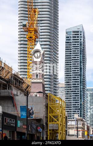 Gemischtes Architekturprojekt in der Yonge Street, Toronto, Kanada. Ein denkmalgeschützter Schlauchhaus-Turm wird in den Bau der NE einbezogen Stockfoto