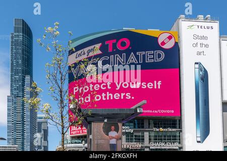 Covid19 verwandte Anzeigen auf dem berühmten Yonge-Dundas Square in der Innenstadt von Toronto, Kanada Stockfoto