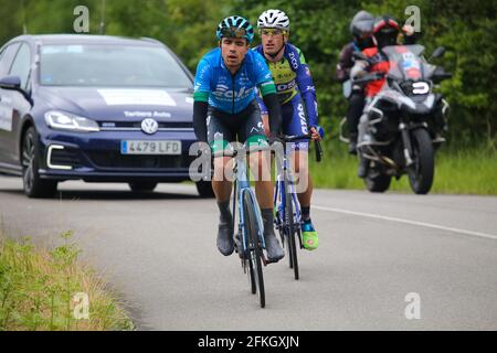 Pola De Lena, Spanien. April 2021. Alto de la Gargantada, SPANIEN: EOLO- Kometa-Radfahrer Daniel Viegas (L, 52) führt die Flucht mit Jose Manuel Gutierrez (R, 127) während der 1. Etappe der Vuelta a Asturias 2021 zwischen Oviedo und Pola de Lena, Spanien, am 30. April 2021 an. (Foto von Alberto Brevers/Pacific Press/Sipa USA) Quelle: SIPA USA/Alamy Live News Stockfoto