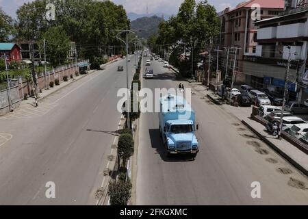 SRINAGAR, Indien. April 2021. Ein verlassener Blick auf die Straße während der 84-stündigen Sperrung, die von der JK-Regierung in 11 Distrikten von Jammu und Kaschmir verhängt wurde, um den Anstieg der COVID-19-Fälle in Srinagar zu bekämpfen. (Foto: Adil Abass/Pacific Press/Sipa USA) Quelle: SIPA USA/Alamy Live News Stockfoto