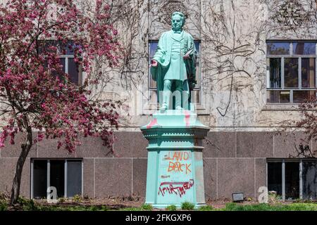 Entstellte Statue von Egerton Ryerson auf dem Gelände der Universität, die seinen Namen in der Innenstadt von Toronto, Kanada trägt Stockfoto