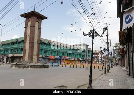 SRINAGAR, Indien. April 2021. Ein verlassener Blick auf die Straße während der 84-stündigen Sperrung, die von der JK-Regierung in 11 Distrikten von Jammu und Kaschmir verhängt wurde, um den Anstieg der COVID-19-Fälle in Srinagar zu bekämpfen. (Foto: Adil Abass/Pacific Press/Sipa USA) Quelle: SIPA USA/Alamy Live News Stockfoto