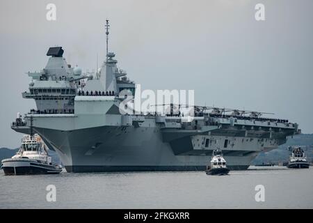 HMS Queen Elizabeth (R08) verließ Portsmouth, Großbritannien, am 5/2021, um an der Übung Strike Warrior teilzunehmen, bevor sie in die Indo-Pazifik-Region aufbrach. Stockfoto