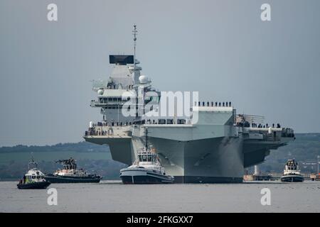 HMS Queen Elizabeth (R08) verließ Portsmouth, Großbritannien, am 5/2021, um an der Übung Strike Warrior teilzunehmen, bevor sie in die Indo-Pazifik-Region aufbrach. Stockfoto