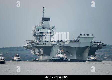 HMS Queen Elizabeth (R08) verließ Portsmouth, Großbritannien, am 5/2021, um an der Übung Strike Warrior teilzunehmen, bevor sie in die Indo-Pazifik-Region aufbrach. Stockfoto