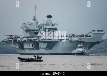 HMS Queen Elizabeth (R08) verließ Portsmouth, Großbritannien, am 5/2021, um an der Übung Strike Warrior teilzunehmen, bevor sie in die Indo-Pazifik-Region aufbrach. Stockfoto