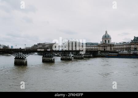 Brücke Pont des Arts, die zum Institut von Frankreich führt In Paris über die seine Stockfoto