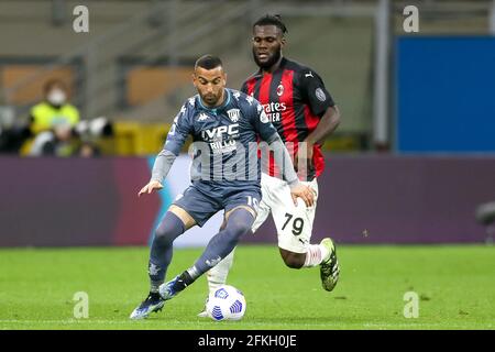 MAILAND, ITALIEN - 1. MAI: Roberto Insigne von Benevento und Franck Jessie vom AC Mailand während des Serie A-Spiels zwischen AC Mailand und Benevento im Stadio Giuseppe Meazza am 1. Mai 2021 in Mailand, Italien (Foto: Ciro Santangelo/Orange Picturs) Stockfoto