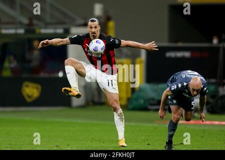 MAILAND, ITALIEN - 1. MAI: Zlatan Ibrahimovic vom AC Mailand und Luca Caldirola von Benevento während des Serie A-Spiels zwischen AC Mailand und Benevento im Stadio Giuseppe Meazza am 1. Mai 2021 in Mailand, Italien (Foto: Ciro Santangelo/Orange Picches) Stockfoto