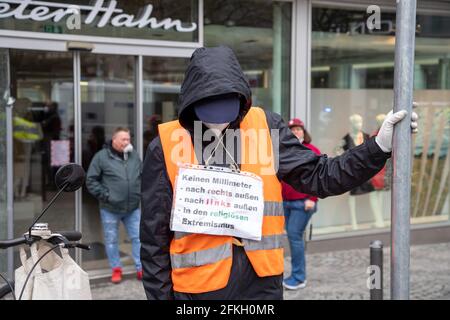 Pegida Aktivist macht unauffällige Gegendemo. Beim Revolutionieren 1. Mai 2021 in München demonstrierten hunderte Menschen. Es kann zu kleinen Rangeleien zwischen Polizei und Demonstrant*innen kommen. The Police set concerned Pfefferspray and Schlagstöcke a. - Pegida-Aktivistin als unauffälliger Gegenprotest. Bei der Demonstration zum revolutionären Arbeitertag protestierten 2021 Hunderte in München. Es gab kleinere Stoßzämme zwischen Polizei und Demonstranten. Die Polizei verwendete Pfefferspray und Schlagstöcke. (Foto: Alexander Pohl/Sipa USA) Quelle: SIPA USA/Alamy Live News Stockfoto