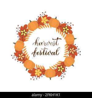 Erntefest-Kalligraphie-Schriftzug mit Kranz aus bunten Herbstblättern, Blumen und Kürbissen. Vektor-Vorlage für Banner, Typografie-Poster, fliegen Stock Vektor