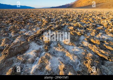 Devil's Golf Course im Badwater Basin, Death Valley National Park, Kalifornien. Ikonische kalkweiße Salzebenen, die sich 282 m unter dem Meeresspiegel befinden. Stockfoto