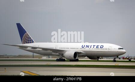 Die Boeing 777 von United Airlines taxiert nach der Landung auf dem Chicago O'Hare International Airport auf der Start- und Landebahn. Die Registrierungsnummer des Flugzeugs lautet N37018. Stockfoto