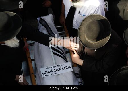 (210501) -- JERUSALEM, 1. Mai 2021 (Xinhua) -- Menschen nehmen am 30. April 2021 an der Beerdigung eines Opfers der Katastrophe der Massenflut auf dem Berg Meron in Jerusalem Teil. Fünf Kinder im Alter von neun bis 14 Jahren gehören zu den 45 Opfern, die am Donnerstagabend bei einer Katastrophe der Massenmorde auf dem Berg Meron in Nordisrael getötet wurden, teilte das Gesundheitsministerium des Landes am Samstag mit. (JINI via Xinhua) Stockfoto