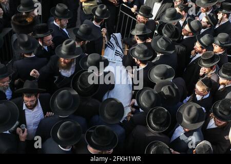 (210501) -- JERUSALEM, 1. Mai 2021 (Xinhua) -- Menschen nehmen am 30. April 2021 an der Beerdigung eines Opfers der Katastrophe der Massenflut auf dem Berg Meron in Jerusalem Teil. Fünf Kinder im Alter von neun bis 14 Jahren gehören zu den 45 Opfern, die am Donnerstagabend bei einer Katastrophe der Massenmorde auf dem Berg Meron in Nordisrael getötet wurden, teilte das Gesundheitsministerium des Landes am Samstag mit. (JINI via Xinhua) Stockfoto