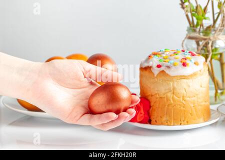 Hand hält glänzendes Osterei. Symbol des Frühlings und glücklicher Urlaub. Stockfoto