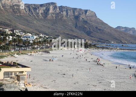 Kapstadt, Südafrika. Mai 2021. Die Menschen genießen das Wochenende am 1. Mai 2021 an einem Strand in Kapstadt, Südafrika. Quelle: Lyu Tianran/Xinhua/Alamy Live News Stockfoto