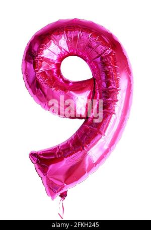 Folienballon Zahl 9 isoliert auf weißem Hintergrund, rosa Zahl neun als aufblasbarer Ballon Zahl für Party gemacht. Glänzende metallische Flugfigur 9 für Stockfoto