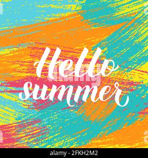 Hallo Sommer Kalligraphie Schriftzug. Helle bunte Pinselstriche Hintergrund. Poster mit saisonaler Typografie. Handgeschriebenes Logo-Design. Vektordarstellung Stock Vektor