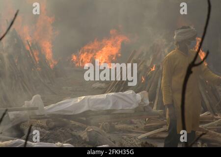 Neu-Delhi, Indien. Mai 2021. Familienmitglieder und Verwandte führen während der Massenverbrennung im Gazipur-Krematorium in Delhi letzte Riten von 19 Opfern durch. (Foto: Ishant Chauhan/Pacific Press) Quelle: Pacific Press Media Production Corp./Alamy Live News Stockfoto