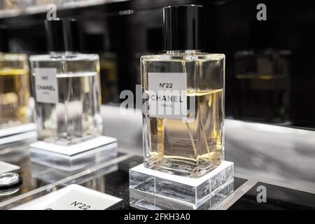 Weibliche Parfüm Chanel No. 22 Flasche Nahaufnahme im Schaufenster. Perspektivische Ansicht der französischen Chanel Parfümkollektion. Mailand, Italien - 15. Dezember 2020. Stockfoto