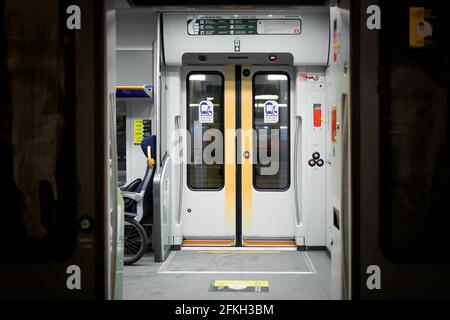 Türen des Wagens im Bahnhof von Mailand, Elektrozug Wagen Innenraum mit einer offenen mechanischen Schiebetür. Mailand, Italien - 15. Dezember 2020 Stockfoto