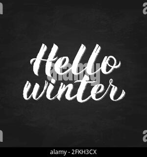 Hallo Winter Kalligraphie Schriftzug auf Kreidetafel Hintergrund. Zitat handgezeichnet mit Pinsel. Typografie-Poster. Vektorgrafik. Einfache Bearbeitung der Vorlage Stock Vektor
