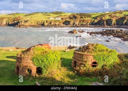 Überreste von Ziegelöfen in Porth Wen, White Bay, Llanbadrig, Anglesey, Nordwales Stockfoto