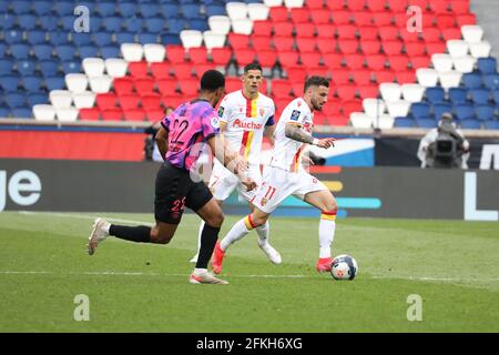 Paris, Frankreich, 1. Mai 2021, Jonathan CLAUSS 11 Lens Duel Abdou DIALLO 22 PSG während des französischen Ligue 1-Fußballspiels zwischen Paris Saint-Germain und RC Lens am 1. Mai 2021 im Stadion Parc des Princes in Paris, Frankreich - Foto Laurent Sanson / LS Medianord / DPPI / LiveMedia Stockfoto