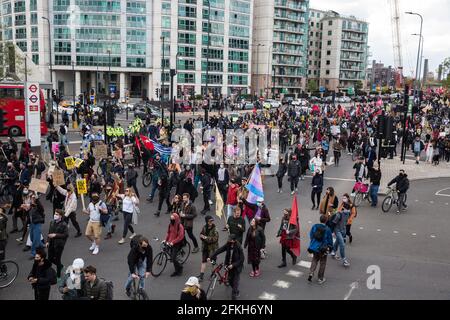 London, Großbritannien. Mai 2021. Tausende von Menschen, die an einer „Kill the Bill“-Demonstration teilnehmen, passieren Vauxhall im Rahmen eines Nationalen Aktionstages zum Internationalen Arbeitertag. Landesweite Proteste wurden gegen das Gesetz 2021 von Polizei, Kriminalität, Verurteilung und Gerichten organisiert, das der Polizei eine Reihe neuer Ermessensbefugnisse zur Schließung von Protesten gewähren würde. Kredit: Mark Kerrison/Alamy Live Nachrichten Stockfoto