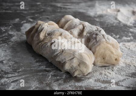 Zwei Mehlteige auf einem Metalltisch Stockfoto