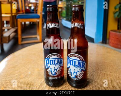 Medellin, Kolumbien - März 28 2021: Venezolanisches Bier auf einem Holztisch Stockfoto