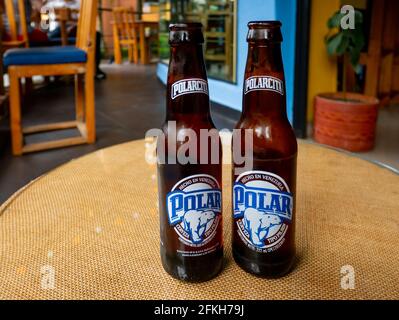 Medellin, Kolumbien - März 28 2021: Venezolanisches Bier auf einem Holztisch Stockfoto