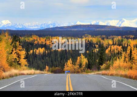 Snowy Mountains und State Rd #4 Alaska USA Stockfoto