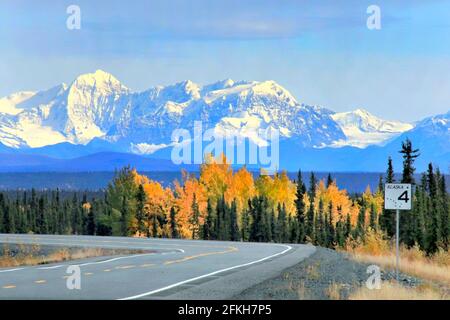 Snowy Mountains und State Rd #4 Alaska USA Stockfoto