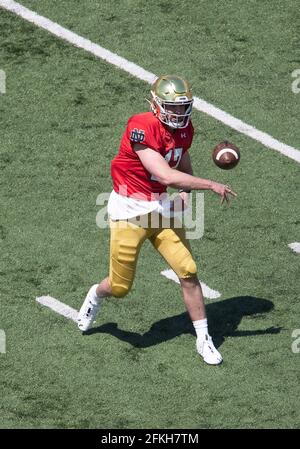 South Bend, Indiana, USA. Mai 2021. Notre Dame Quarterback Jack Coan (17) spielt den Ball während des jährlichen Fußballspiels des Notre Dame Blue-Gold Spring im Notre Dame Stadium in South Bend, Indiana. John Mersits/CSM/Alamy Live News Stockfoto