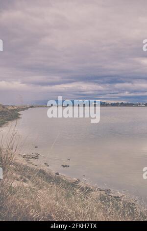 San Francisco Bay vom Steven's Creel Trail, am Moffett Airfield, Blick nach Osten an einem grauen Apriltag Stockfoto