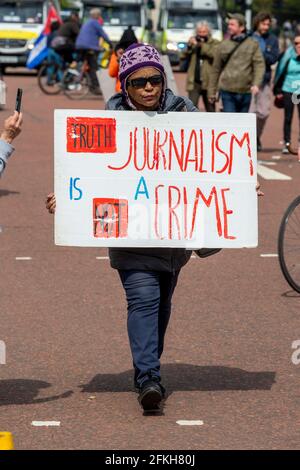 London, Großbritannien. Mai 2021. Eine Frau hält ein Plakat mit den Worten ‘Wahrheitsjournalismus ist kein Verbrechen' während eines Protestes zum Mord des Gesetzentwurfs in London eine von 40 Demonstrationen in ganz Großbritannien. Urteilsgesetz und Gerichtsgesetz, das der Polizei eine Reihe neuer Ermessensbefugnisse zur Schließung von Protesten gewähren würde. (Foto von Dave Rushen/SOPA Images/Sipa USA) Quelle: SIPA USA/Alamy Live News Stockfoto