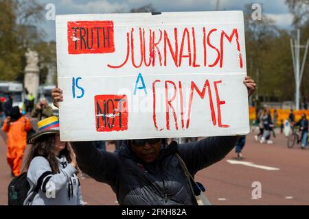 London, Großbritannien. Mai 2021. Eine Frau hält ein Plakat mit den Worten ‘Wahrheitsjournalismus ist kein Verbrechen' während eines Protestes zum Mord des Gesetzentwurfs in London eine von 40 Demonstrationen in ganz Großbritannien. Urteilsgesetz und Gerichtsgesetz, das der Polizei eine Reihe neuer Ermessensbefugnisse zur Schließung von Protesten gewähren würde. (Foto von Dave Rushen/SOPA Images/Sipa USA) Quelle: SIPA USA/Alamy Live News Stockfoto