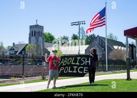 State College, Usa. Mai 2021. Während einer Kundgebung zum 1. Mai halten Demonstranten ein Transparent mit der Aufschrift "Polizei abschaffen" ab.EINE Koalition aus mehr als zehn Organisationen nahm an der Kundgebung mit dem Titel "1. Mai: Für eine Welt ohne Bosse, Grundbesitzer, Bullen oder Gefängnisse" Teil. Kredit: SOPA Images Limited/Alamy Live Nachrichten Stockfoto