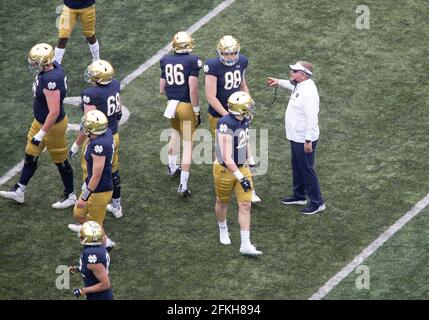 South Bend, Indiana, USA. Mai 2021. Brian Kelly, Cheftrainer von Notre Dame, unterrichtet sein Team während des jährlichen Fußballspiels „Notre Dame Blue-Gold Spring“ im Notre Dame Stadium in South Bend, Indiana. John Mersits/CSM/Alamy Live News Stockfoto