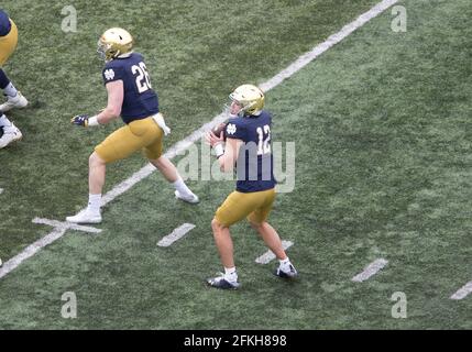 South Bend, Indiana, USA. Mai 2021. Notre Dame Quarterback Tyler Buchner (12) spielt den Ball während des jährlichen Fußballspiels des Notre Dame Blue-Gold Spring im Notre Dame Stadium in South Bend, Indiana. John Mersits/CSM/Alamy Live News Stockfoto