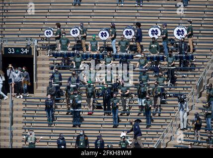 South Bend, Indiana, USA. Mai 2021. Die Band Notre Dame tritt während des jährlichen Fußballspiels „Notre Dame“ im „Blue-Gold Spring“ im Notre Dame Stadium in South Bend, Indiana, auf. John Mersits/CSM/Alamy Live News Stockfoto