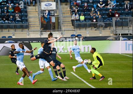 Chester, Pennsylvania, USA. Mai 2021. 1. Mai 2021, Chester PA- ANDRE BLAKE, Spieler der Philadelphia Union, (18), fängt den Ball, um ein Tor des FC NYC während des Spiels im Subaru Park zu retten.Quelle: Ricky Fitchett/ZUMA Wire/Alamy Live News Stockfoto