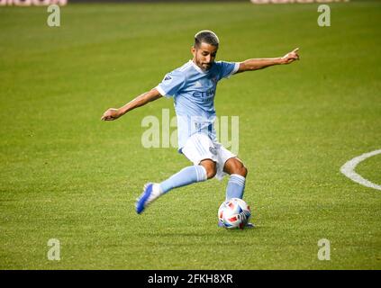 Chester, Pennsylvania, USA. Mai 2021. 1. Mai 2021, MAXIMILLANO MORALEZ (10), Spieler des Chester PA- NYC FC, schiebt den Ball während des Spiels im Subaru Park nach unten Quelle: Ricky Fitchett/ZUMA Wire/Alamy Live News Stockfoto